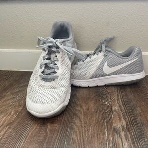 Nike Women’s Flex Experience RN5 Size 7 White Gray Athletic Running Sneakers